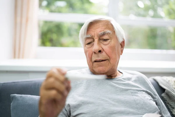 Kranker Senior Checkt Temperatur Winter — Stockfoto