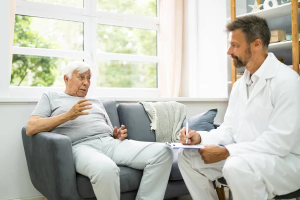 Hemtjänst Äldre Patient Pratar Med Sin Läkare — Stockfoto