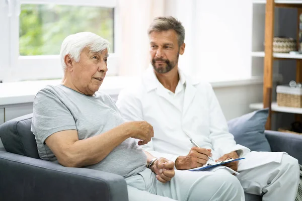 Hemtjänst Äldre Patient Pratar Med Sin Läkare — Stockfoto
