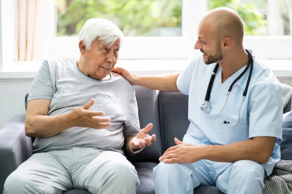 Paciente Anciano Atención Domiciliaria Con Enfermera Casa — Foto de Stock