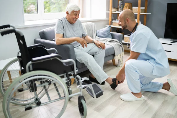 Old Senior Home Care Perawat Membantu Pasien Untuk Mengenakan Sepatu — Stok Foto