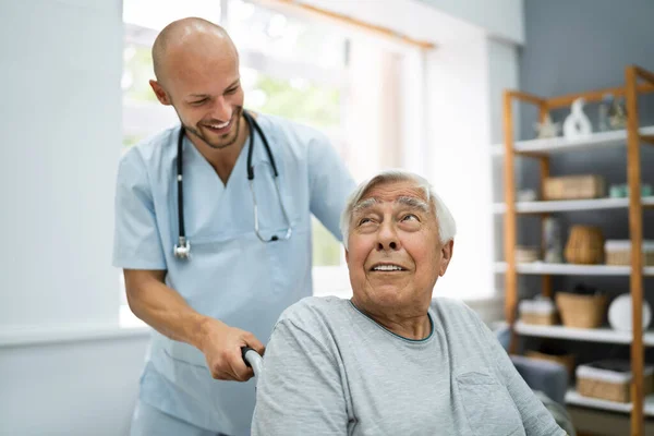 シニアヘルスケアキャリアと幸せな高齢者患者 — ストック写真