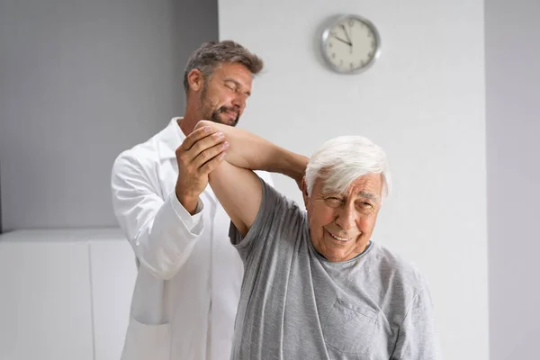 Exercício Terapia Reabilitação Física Após Lesão Ombro — Fotografia de Stock