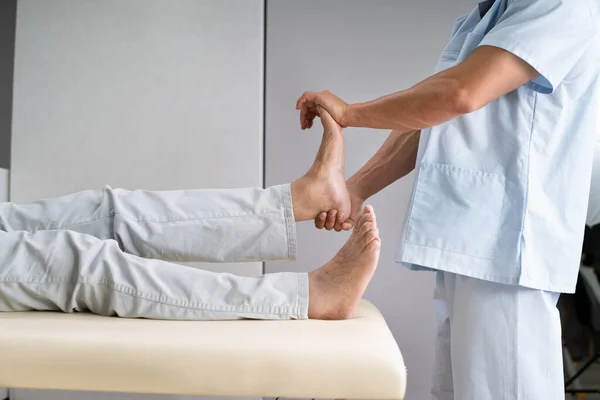 Ankle Injury Rehab 노인들의 — 스톡 사진