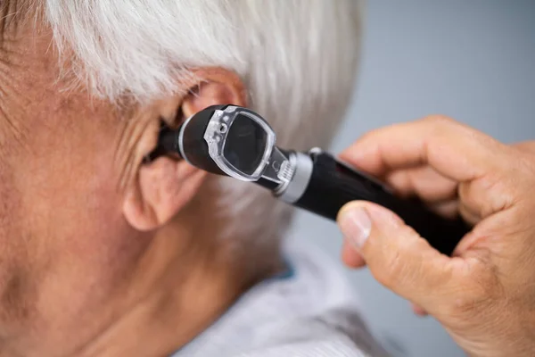 Control Otorrinolaringología Médico Revisando Oreja Usando Otoroscopio —  Fotos de Stock