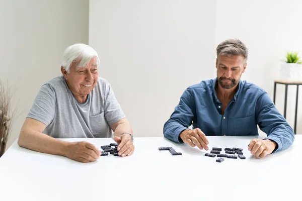 Anciano Viejo Sénior Jugando Dominó Juego Mesa —  Fotos de Stock