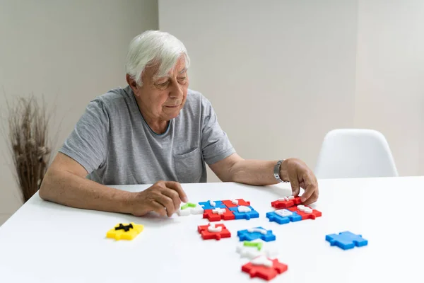 Elder Man Playing Jigsaw Puzzle Table — Stock Photo, Image