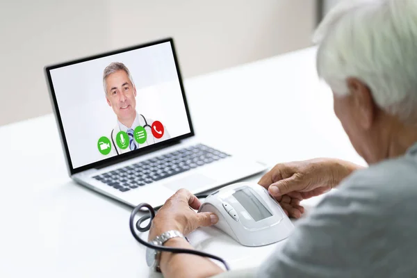 Senior Man Högt Blodtryck Videokonferens Med Läkare — Stockfoto