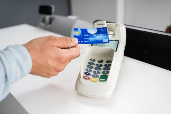 Loja Caixa Hotel Recepção Mulher Recebendo Cartão Crédito Pagamento — Fotografia de Stock