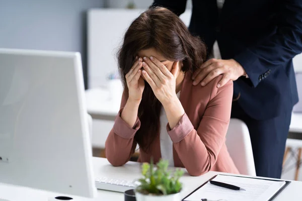 Sexuelle Belästigung Arbeitsplatz Unangemessene Berührung Der Schulter — Stockfoto