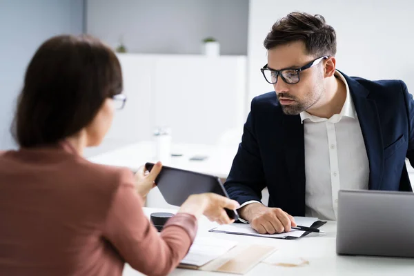 Profesionales Financieros Reunión Negocios Usando Tableta Digital — Foto de Stock