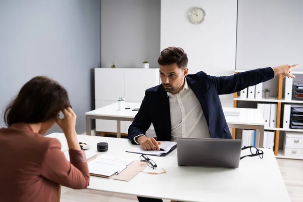 Dühös Munkáltató Tűz Stressz Munkavállaló Munkavállalók Hivatalban — Stock Fotó