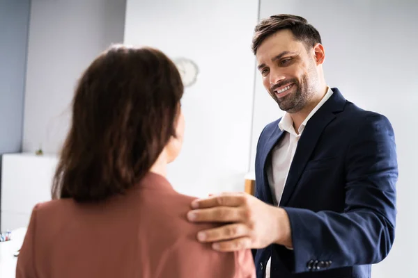 Man Legt Zijn Hand Schouder Van Vrouw — Stockfoto