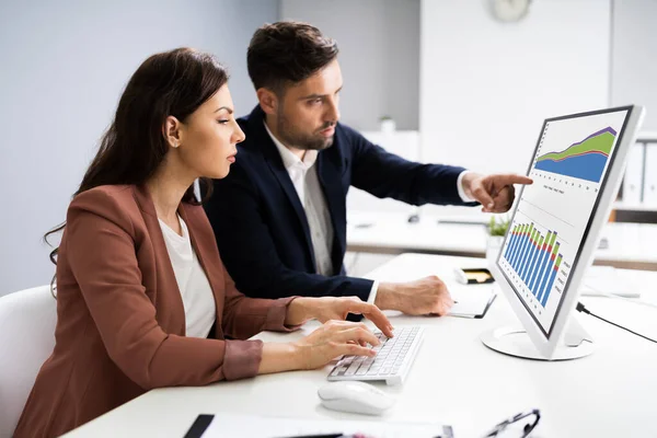 Consulente Finanziario Analista Aziendale Che Lavora Sul Computer — Foto Stock