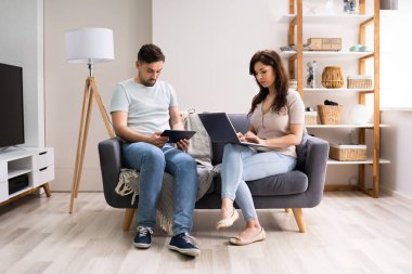 Aile Çift Koltukta Laptop ve Tablet Kullanıyor