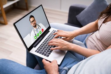 Çevrimiçi Video Konferansı 'nda Doktor ile Hamile Bir Çift