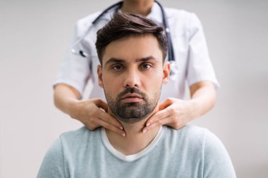 Doktor tarafından elle muayene edilen hasta lenf muayenesi.