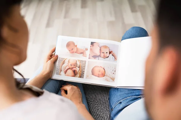 Paar Familie Sucht Fotoalbum Oder Fotobuch — Stockfoto