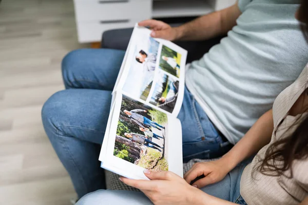 Paar Familie Sucht Fotoalbum Oder Fotobuch — Stockfoto