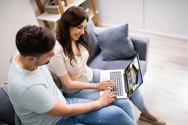 Paar Familie Zoek Naar Onroerend Goed Online Laptop — Stockfoto