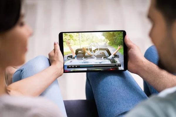 Jovens Assistindo Streaming Vídeos Tablet — Fotografia de Stock