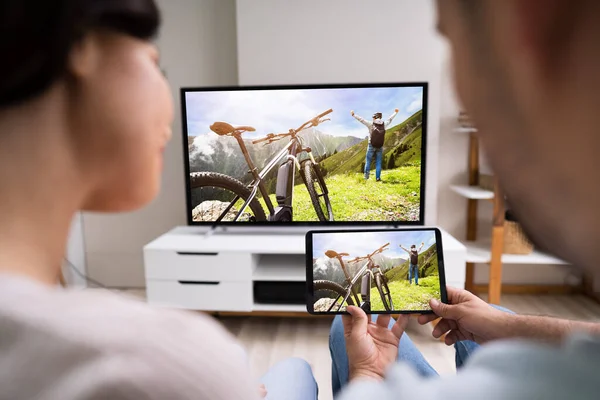 Família Assistindo Através Televisão Tablet Transmissão Filmes — Fotografia de Stock