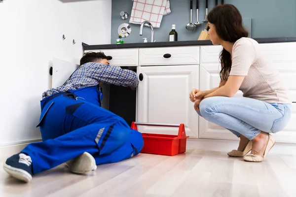 Klempner Reinigung Abfluss Und Rohr Der Küche — Stockfoto