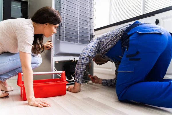 Servicio Reparación Aparatos Refrigeración Refrigerador Por Técnico — Foto de Stock