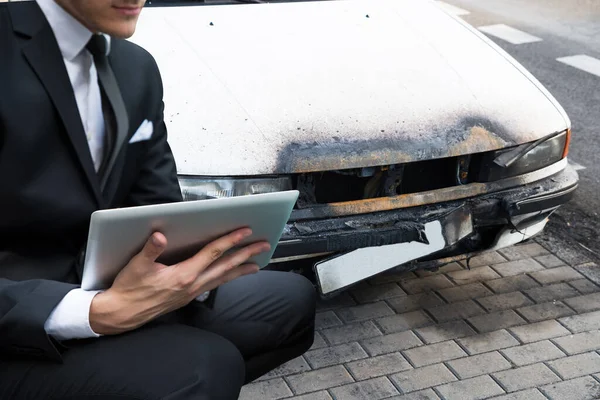 Insurance Agent Examining Car Fire Accident — Stock Photo, Image