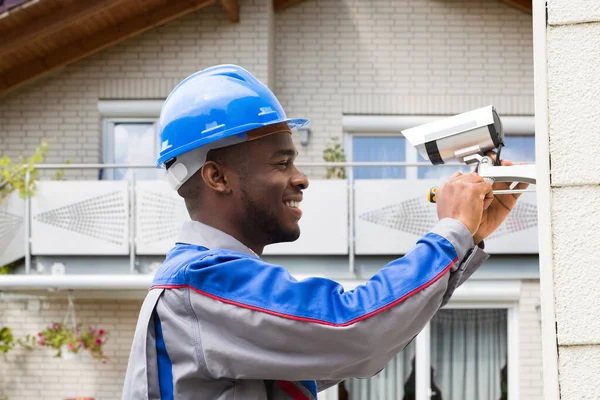 Afro Americano Cctv Técnico Segurança Profissional Eletricista — Fotografia de Stock