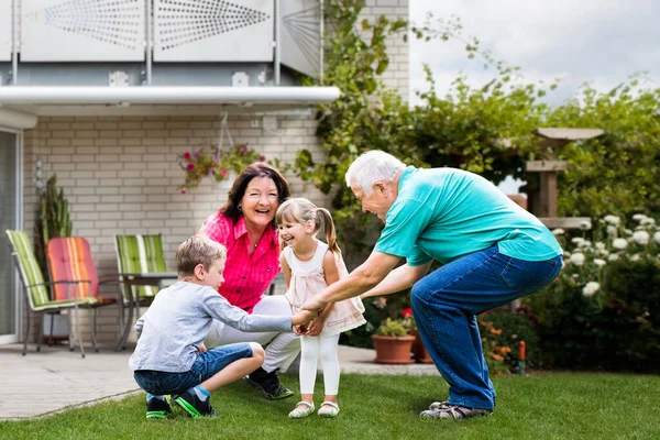 Mutlu Yaşlı Büyükanne Büyükbaba Çift Torunlarıyla Eğleniyor — Stok fotoğraf