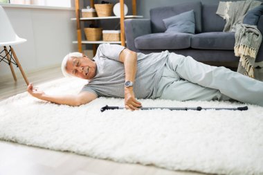 Yaşlı kıdemli adam kayıyor ve düşüyor. Düşmüş Yaşlı Kişi