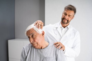 Boyun yaralanmasından sonra fiziksel rehabilitasyon terapisi.
