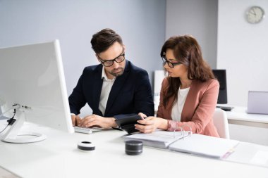 Vergi Denetleme ve Hesaplama Yapan İş Muhasebecileri Hesap Makinesi Kullanıyor