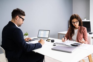 Vergi Denetleme ve Hesaplama Yapan İş Muhasebecileri Hesap Makinesi Kullanıyor