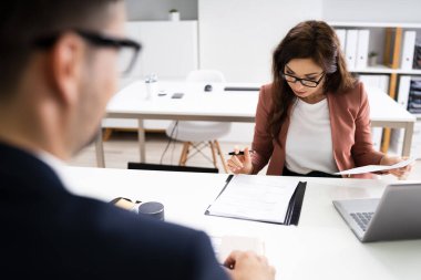 İş görüşmesi için. İş Yöneticisi Toplantıda Personel Alıcısıyla Konuşuyor