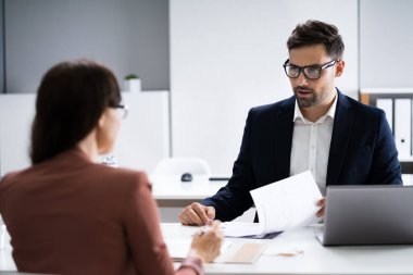 İş görüşmesi için. İş Yöneticisi Toplantıda Personel Alıcısıyla Konuşuyor