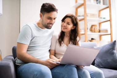 İnternetten alışveriş yapan çift. İnternet Perakende Dükkanından Kadın Satın Alma