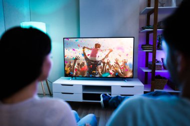 TV ya da Kanepede Film İzleyen Aile Çifti