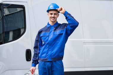 Minibüs Aracı Yakınındaki Alet Kutulu Mutlu Elektrikçi veya Tesisatçı