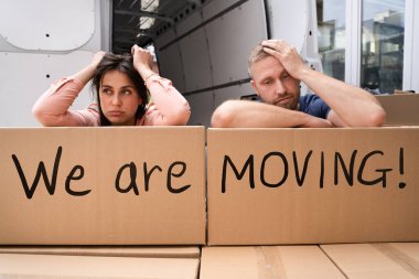 Ev Taşınma Stresini. Sinirli Çift Taşınma Apartmanı