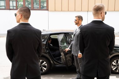 Korumalar İş kadınlarını koruyor Araba Kapısı açılıyor