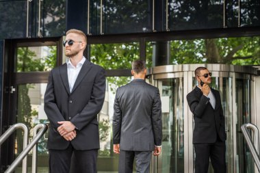 Güvenlik Servisi Dışarıdaki İş Adamını Koruyor