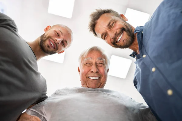Drie Generaties Gelukkige Mannen Staande Maken Huddle — Stockfoto