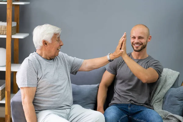 Lycklig Farfar Ger High Five Till Sitt Barnbarn — Stockfoto