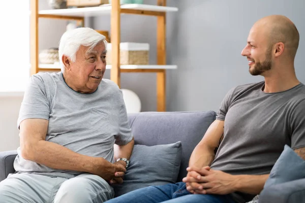 Avô Conversando Com Seu Neto Sala Estar — Fotografia de Stock