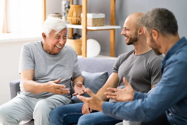 Abuelo Hablando Con Nieto Hijo Familia Tres Generaciones — Foto de Stock