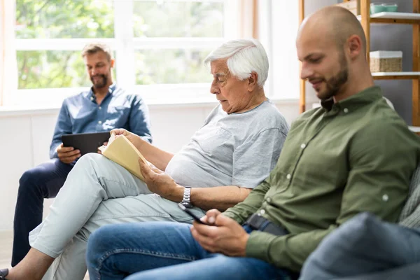 Los Hombres Tres Generaciones Pasan Tiempo Juntos Casa —  Fotos de Stock