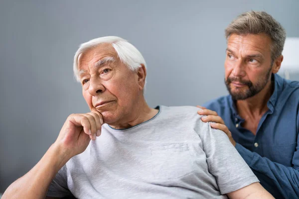 Gammal Äldre Man Med Demens Stöd Och Vård Från Son — Stockfoto