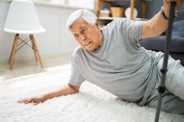 Älterer Senior Rutscht Aus Und Stürzt Gefallener Alter Mensch — Stockfoto